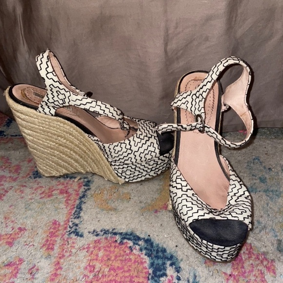 Practically New Charles David, White and Black Platforms! - Picture 1 of 8